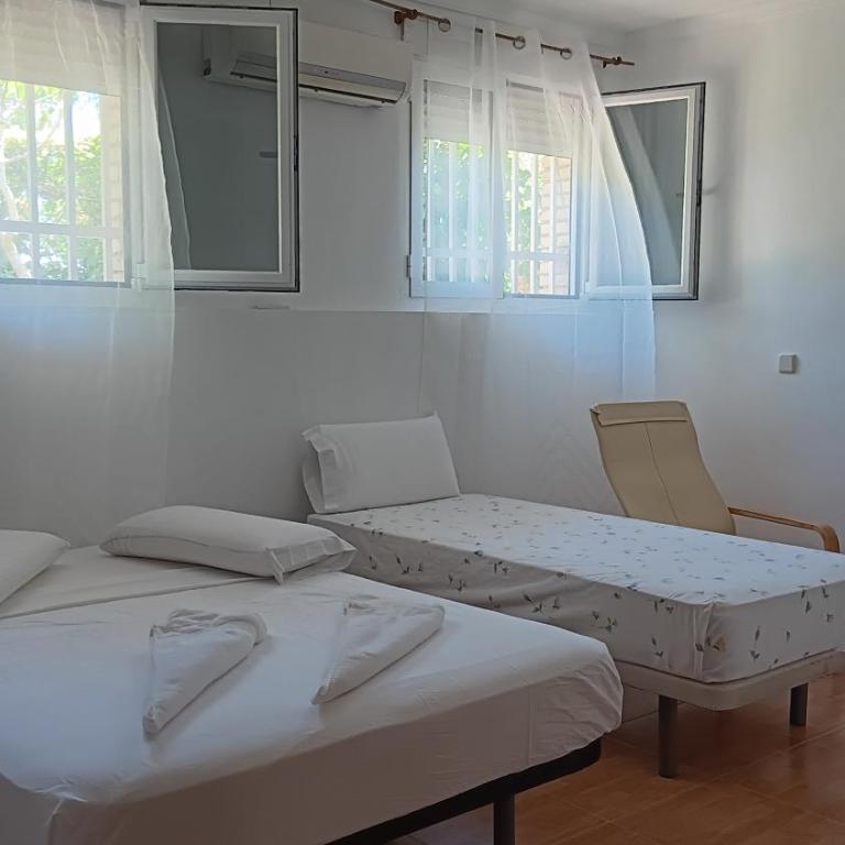 Apartamento y Habitaciones El Colmenar - Triple Room with Private Bathroom - 13