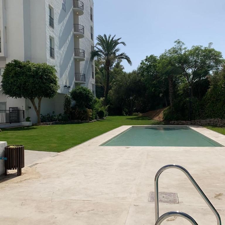 Bright & Cozy studio in the center of Puerto Banus, pool and terrace. - Apartment with Mountain View - 26