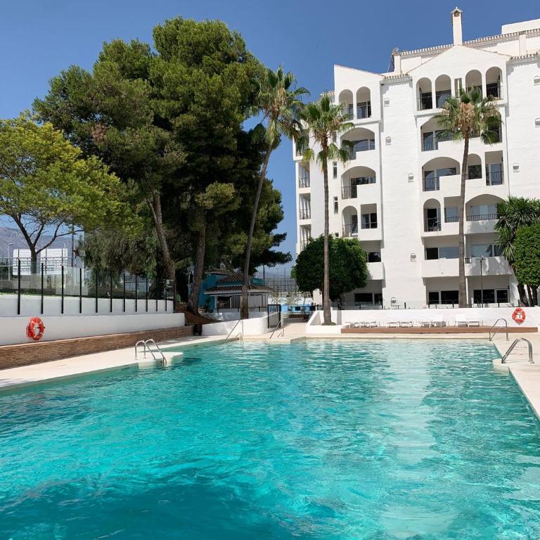 Bright & Cozy studio in the center of Puerto Banus, pool and terrace. - Apartment with Mountain View - 16