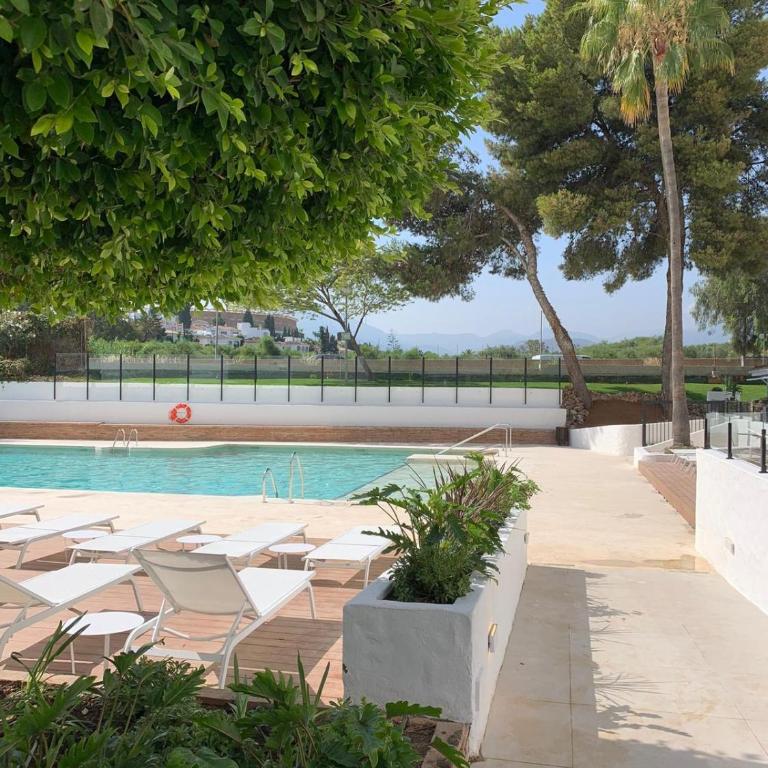 Bright & Cozy studio in the center of Puerto Banus, pool and terrace. - Apartment with Mountain View - 18