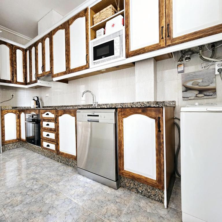 Cozynest ALICANTE - Apartment with Terrace by SunCastle apartamentos - Three-Bedroom Apartment - 12