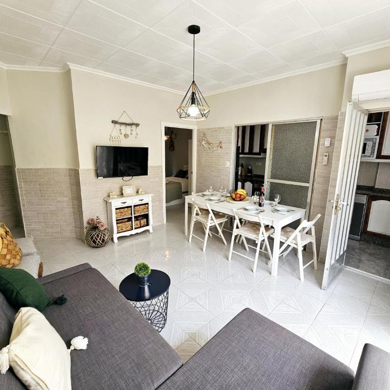 Cozynest ALICANTE - Apartment with Terrace by SunCastle apartamentos - Three-Bedroom Apartment - 5