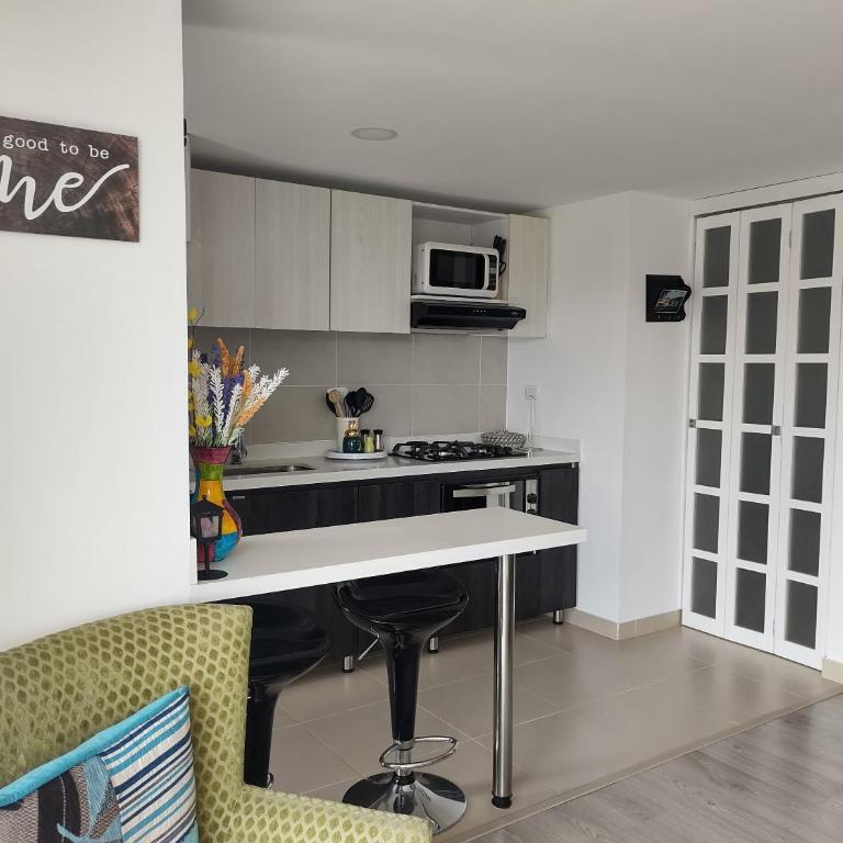 Hermoso Apartamento frente al lago - Three-Bedroom Apartment - 4