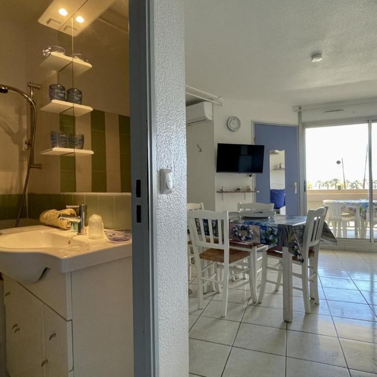 Appartement 2 pièces avec piscine proche commerces - FR-1-748-4 - Apartment - 16
