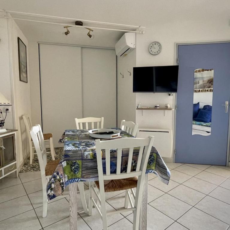 Appartement 2 pièces avec piscine proche commerces - FR-1-748-4 - Apartment - 17