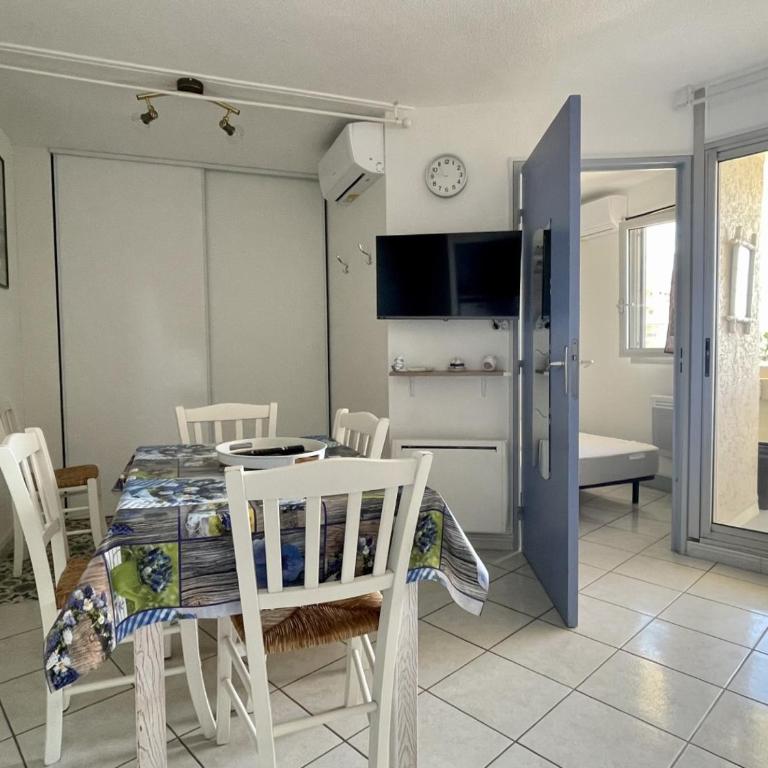 Appartement 2 pièces avec piscine proche commerces - FR-1-748-4 - Apartment - 18