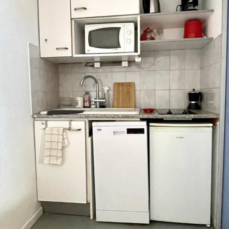 Appartement avec Piscine et Terrasse Proche Commerces - FR-1-748-15 - Apartment - 5