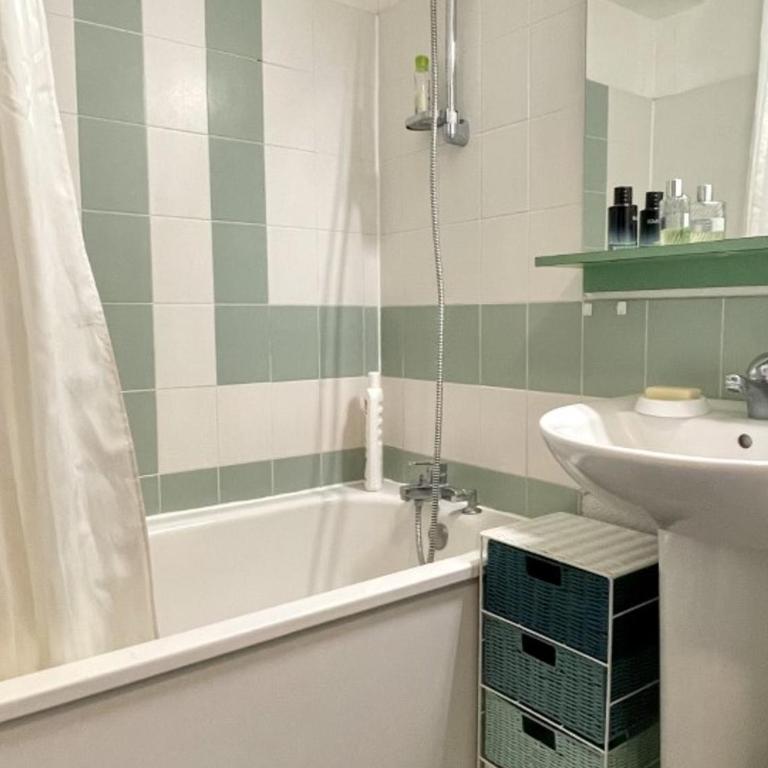 Appartement avec Piscine et Terrasse Proche Commerces - FR-1-748-15 - Apartment - 8