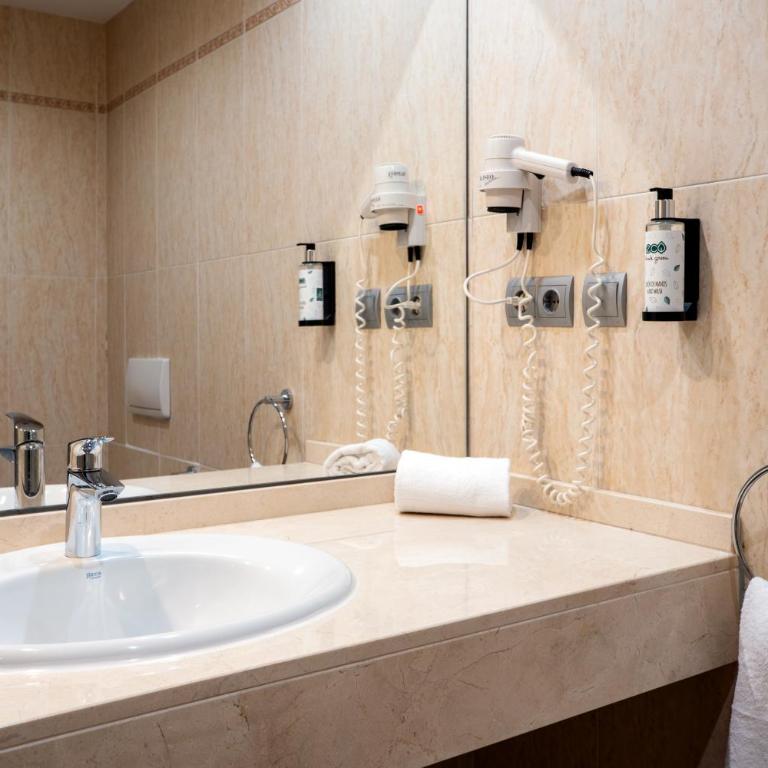 Ponient Pirámide Salou by PortAventura World - Available rates with tickets to PortAventura Park & Ferrari Land - Habitación Doble Estándar con vistas (2 adultos) - 6
