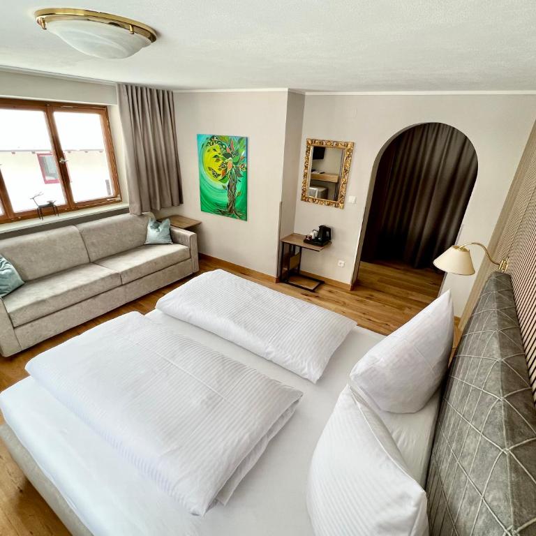 Haus Schrofenstein - Comfort Dreibettzimmer - 11