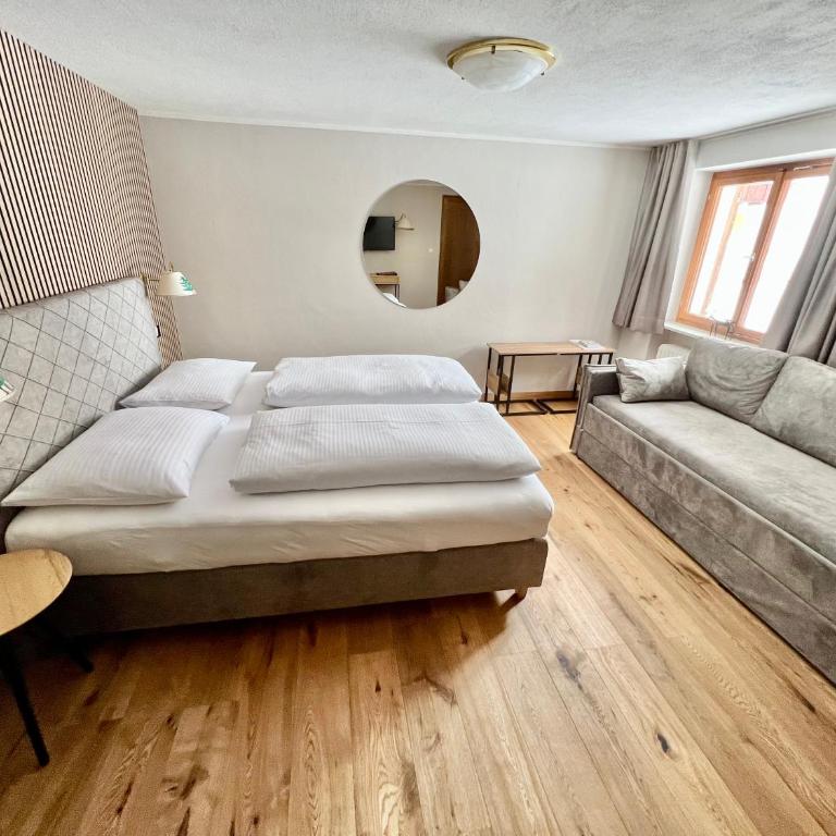Haus Schrofenstein - Comfort Dreibettzimmer - 12