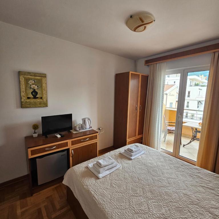Apartments & Rooms Vuksanovic Ivana - Dvokrevetna Soba sa Bračnim Krevetom i Balkonom - 3