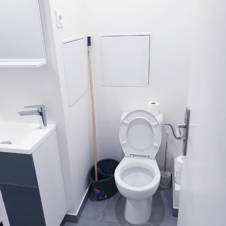 Private room near airport 5 min train 3 min and tram on site, beach 7 min, 2 showers and 2 toilets , Chambres privatives proche aéroport 5 min train 3 min et tramway sur place, plage 7 min, 2 douche et 2 wc - Chambre Double - Vue sur Mer - 7