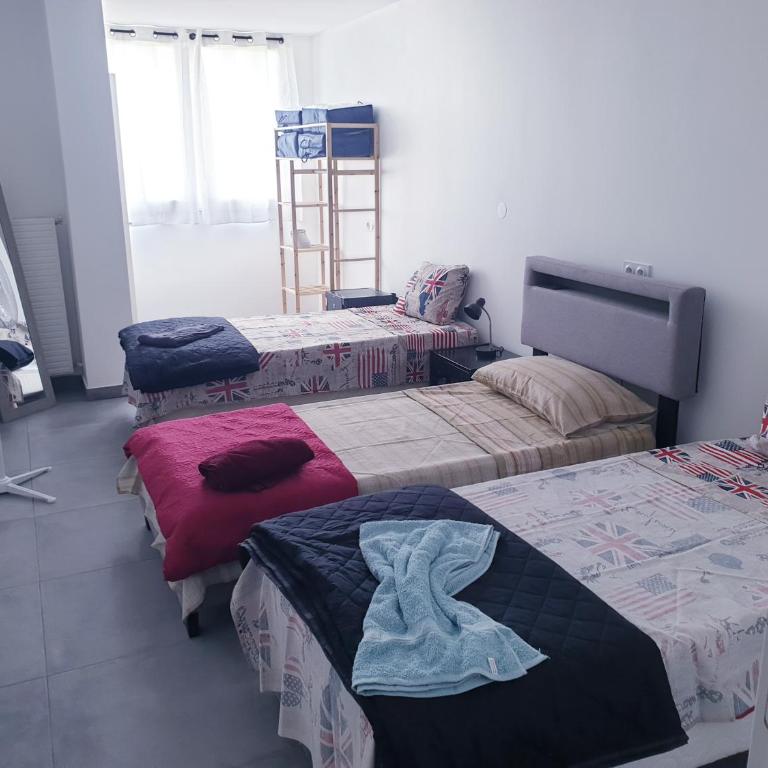 Private room near airport 5 min train 3 min and tram on site, beach 7 min, 2 showers and 2 toilets , Chambres privatives proche aéroport 5 min train 3 min et tramway sur place, plage 7 min, 2 douche et 2 wc - Chambre Triple Standard - Vue sur Mer - 5