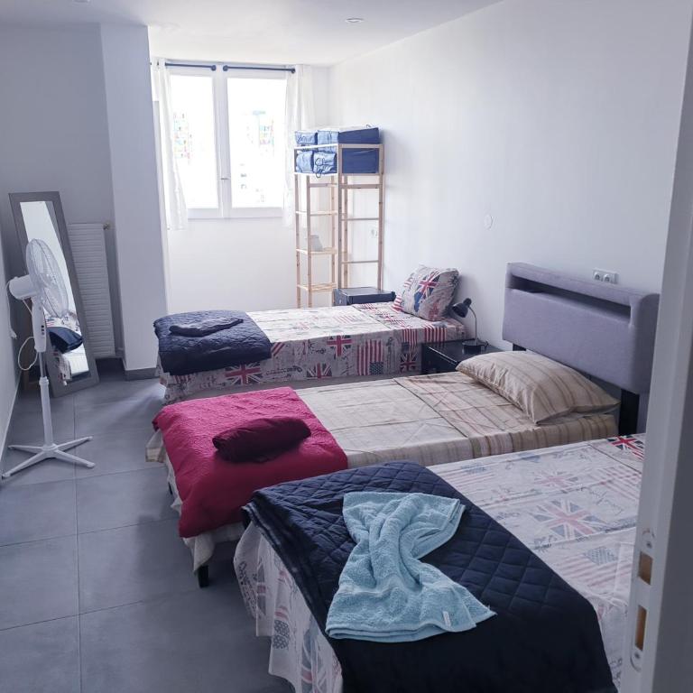 Private room near airport 5 min train 3 min and tram on site, beach 7 min, 2 showers and 2 toilets , Chambres privatives proche aéroport 5 min train 3 min et tramway sur place, plage 7 min, 2 douche et 2 wc - Chambre Triple Standard - Vue sur Mer - 14