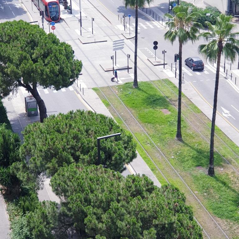 Private room near airport 5 min train 3 min and tram on site, beach 7 min, 2 showers and 2 toilets , Chambres privatives proche aéroport 5 min train 3 min et tramway sur place, plage 7 min, 2 douche et 2 wc - Chambre Double - Vue sur Mer - 6