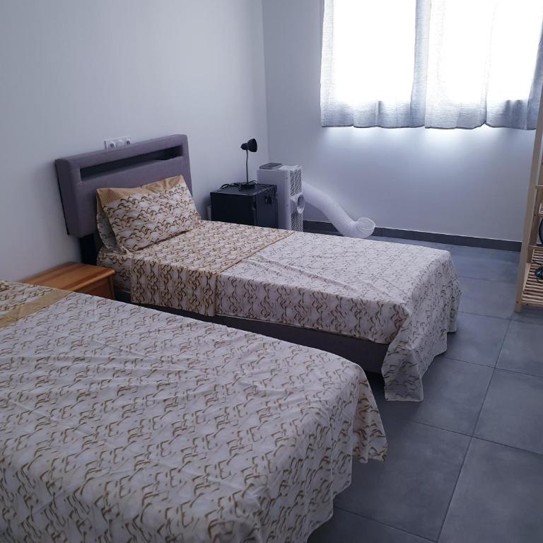 Private room near airport 5 min train 3 min and tram on site, beach 7 min, 2 showers and 2 toilets , Chambres privatives proche aéroport 5 min train 3 min et tramway sur place, plage 7 min, 2 douche et 2 wc - Chambre Double - Vue sur Mer - 14