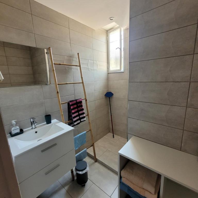 COLLIOURE tres bel appart a 150 metres des plages avec jardin prive et parking dans residence securisee - Apartamento de 2 dormitorios - 9