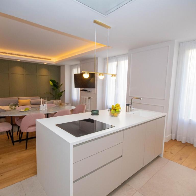 For You Rentals Lujoso y elegante ap TEMPORAL en Centro Madrid ALC353 - Three-Bedroom Apartment - 4