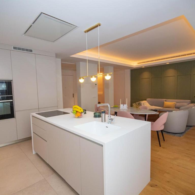 For You Rentals Lujoso y elegante ap TEMPORAL en Centro Madrid ALC353 - Three-Bedroom Apartment - 2