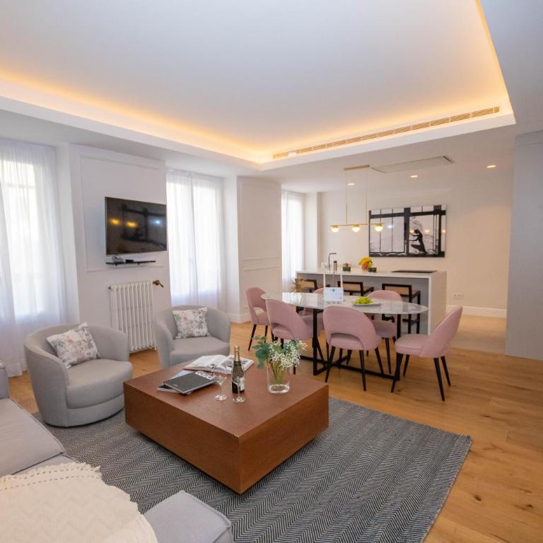 For You Rentals Lujoso y elegante ap TEMPORAL en Centro Madrid ALC353 - Three-Bedroom Apartment - 1