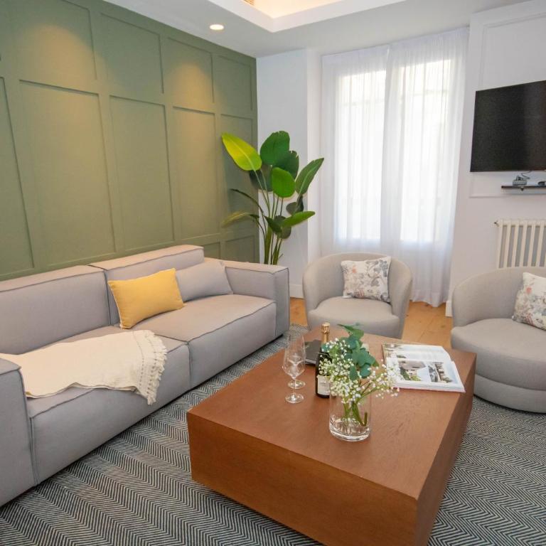 For You Rentals Lujoso y elegante ap TEMPORAL en Centro Madrid ALC353 - Three-Bedroom Apartment - 9