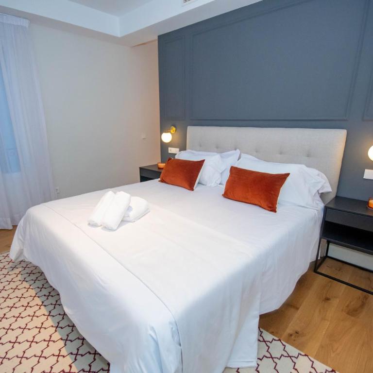 For You Rentals Lujoso y elegante ap TEMPORAL en Centro Madrid ALC353 - Three-Bedroom Apartment - 24