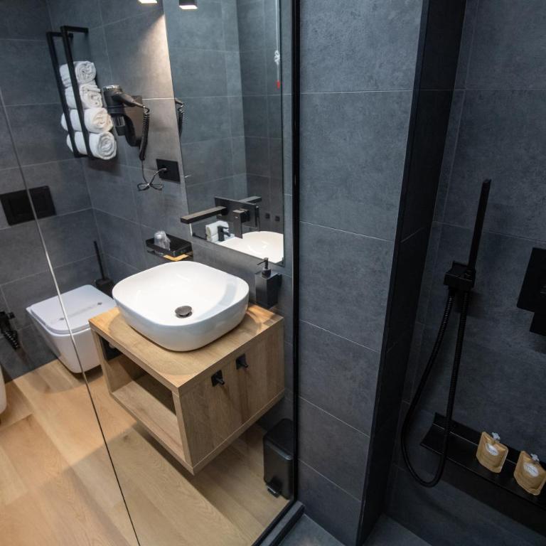 Contemporaneamente 147 - Modern & Comfort Rooms - Deluxe Double or Twin Room with Spa Bath - 10