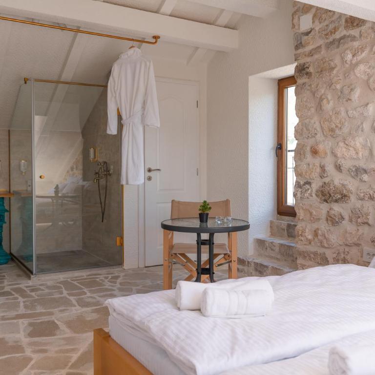 Hotel Restoran Humsko - Deluks Dvokrevetna Soba sa Bračnim Krevetom i Balkonom - 1