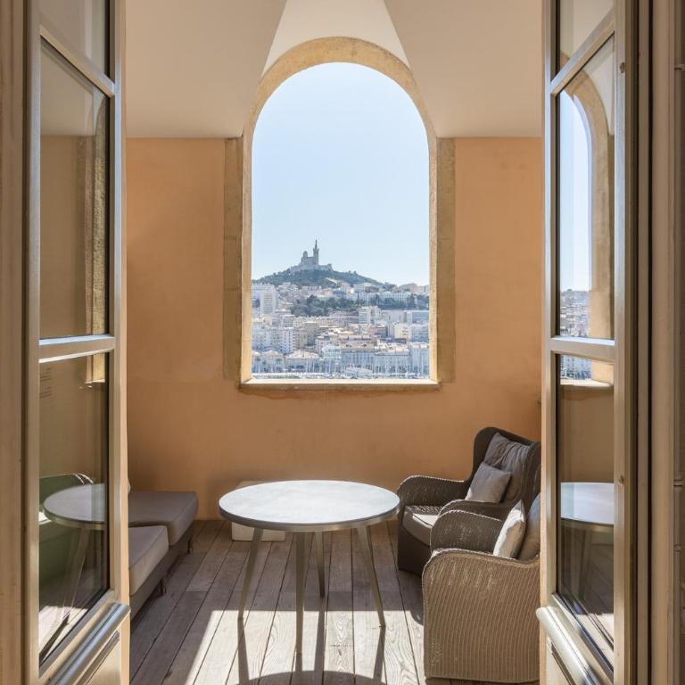 InterContinental Marseille - Hotel Dieu by IHG - Suite Junior Lit King-Size avec Terrasse - Vue sur Port - 1