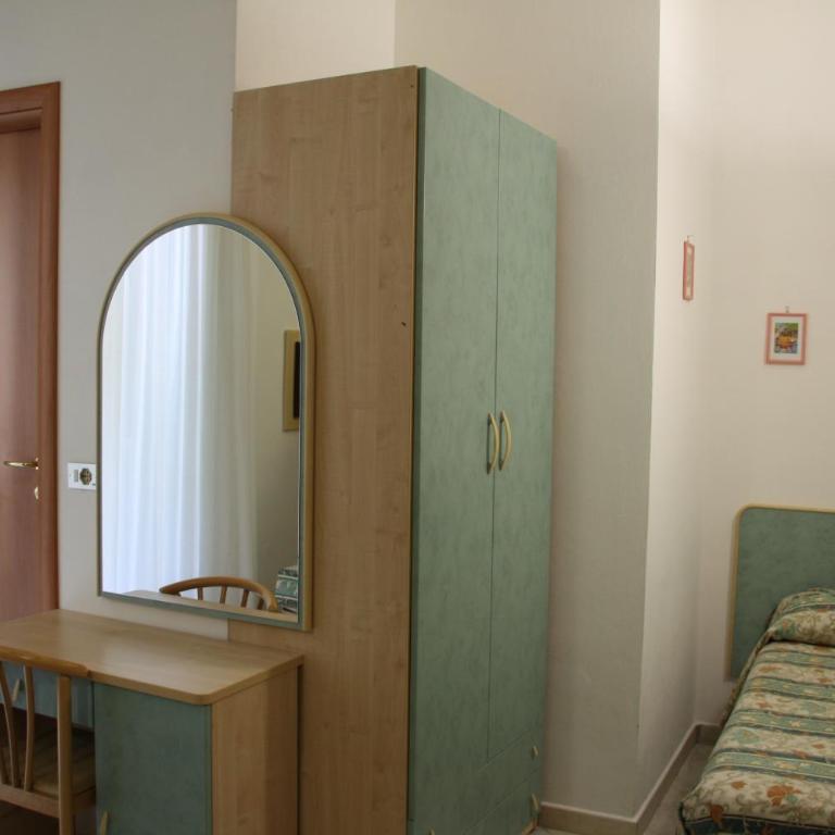 Hotel Flora - Camera Tripla - 11