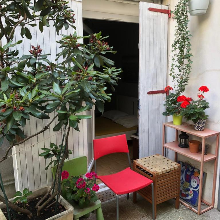 Guest house 40 m2 pour 1,2,3 personnes-Rez de Chaussée sur Rue et Patio-Séjour,Cuisine,SDB,Chambre avec Lit double-2 canapés lit japonais et matelas gonflable-Entrée côté Rue Berzélius-4 m du Métro Brochant lig13- Bus 31,54,74 ers sites touristiques - Appartement 1 Chambre - 10