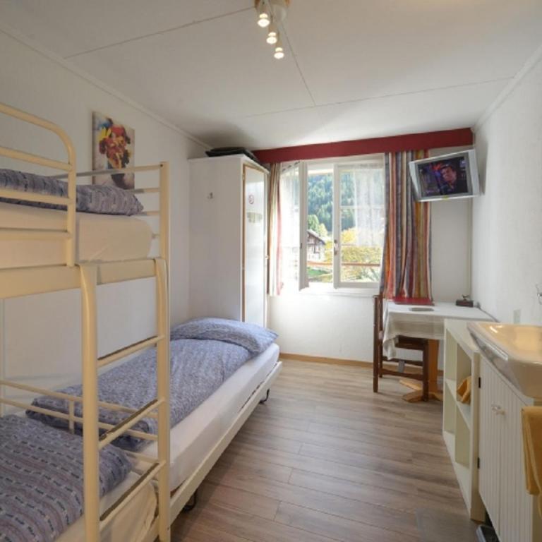 Swiss Lodge Hotel Bernerhof - Basic Dreibettzimmer mit Gemeinschaftsbad - 3