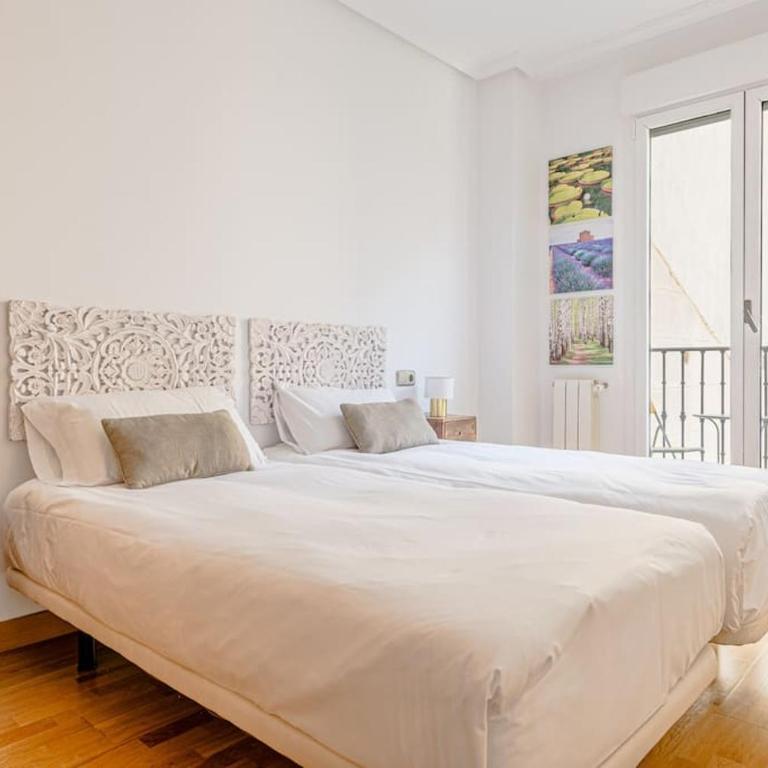 Beautiful flat with pool in the center-S-MARC - Two-Bedroom Apartment - 3