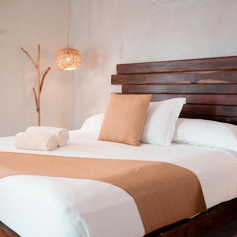 Petit Lafitte Beach Front Hotel & Bungalows - Pool View Room - King Bed - 1