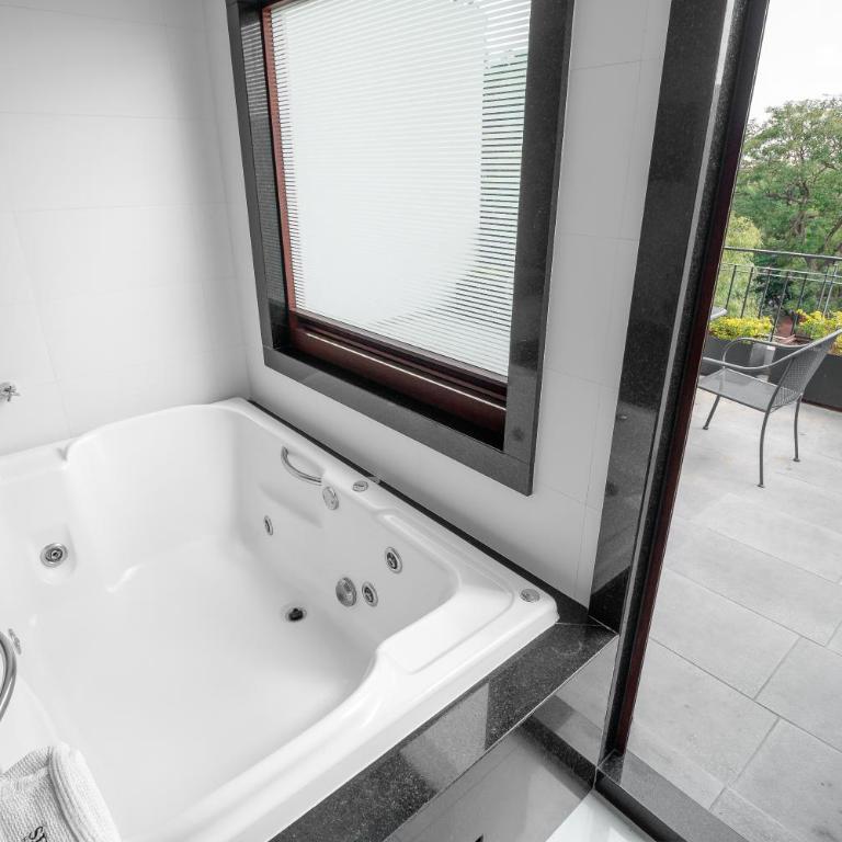 Six Hotel Guadalajara Expiatorio - Suite con bañera de hidromasaje - 5