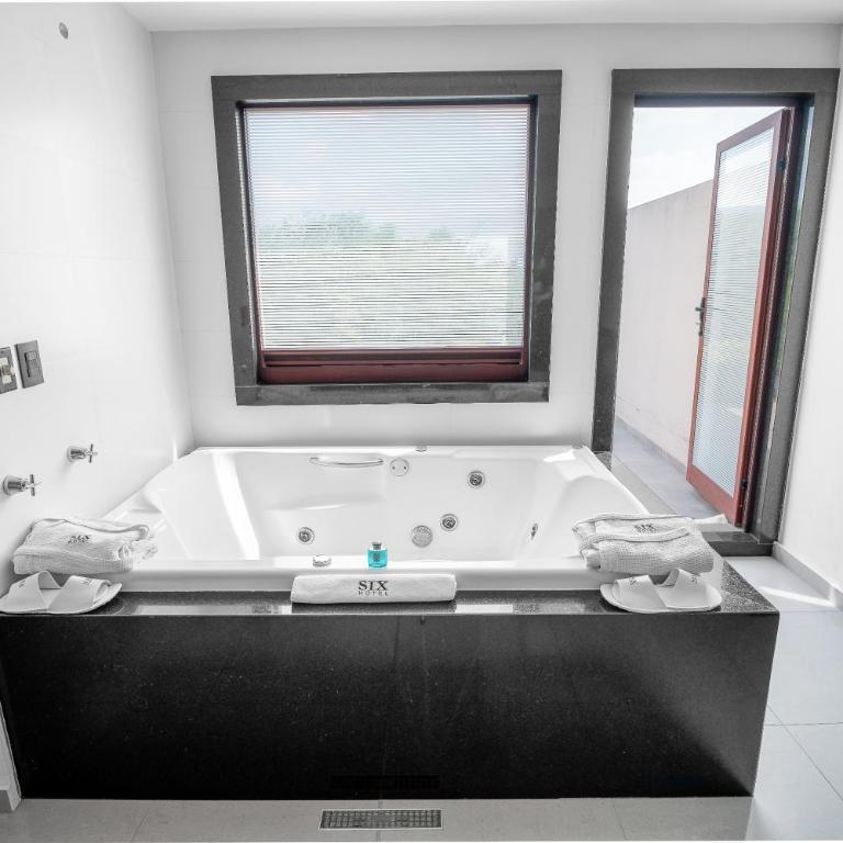 Six Hotel Guadalajara Expiatorio - Suite con bañera de hidromasaje - 2