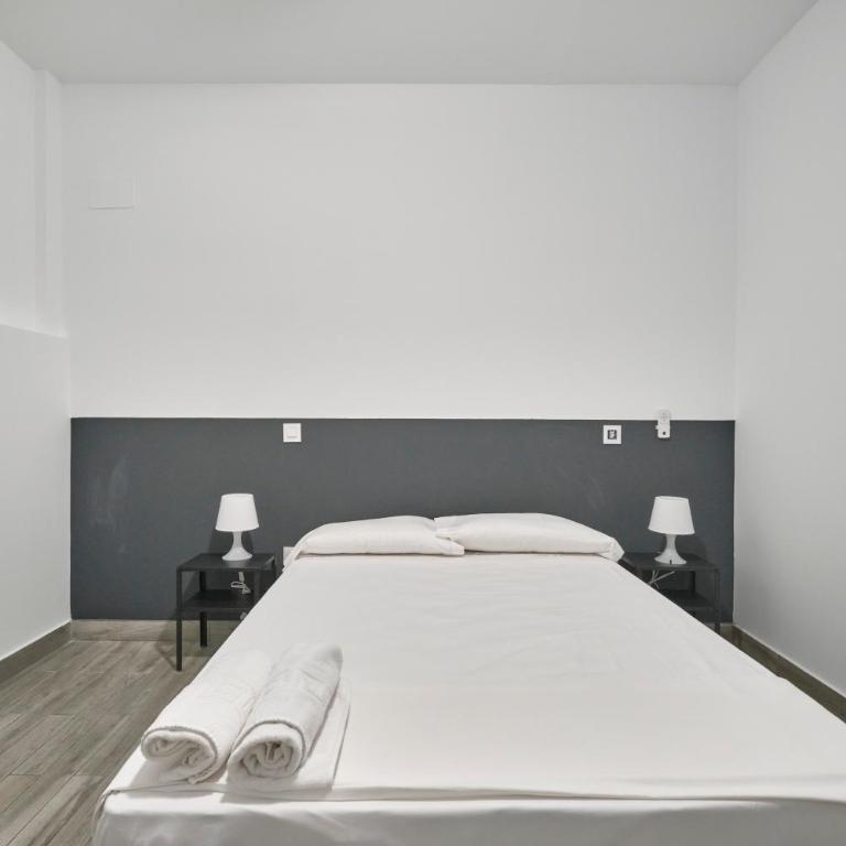 Núñez de Arce habitaciones - Double Room with Shared Bathroom - 3