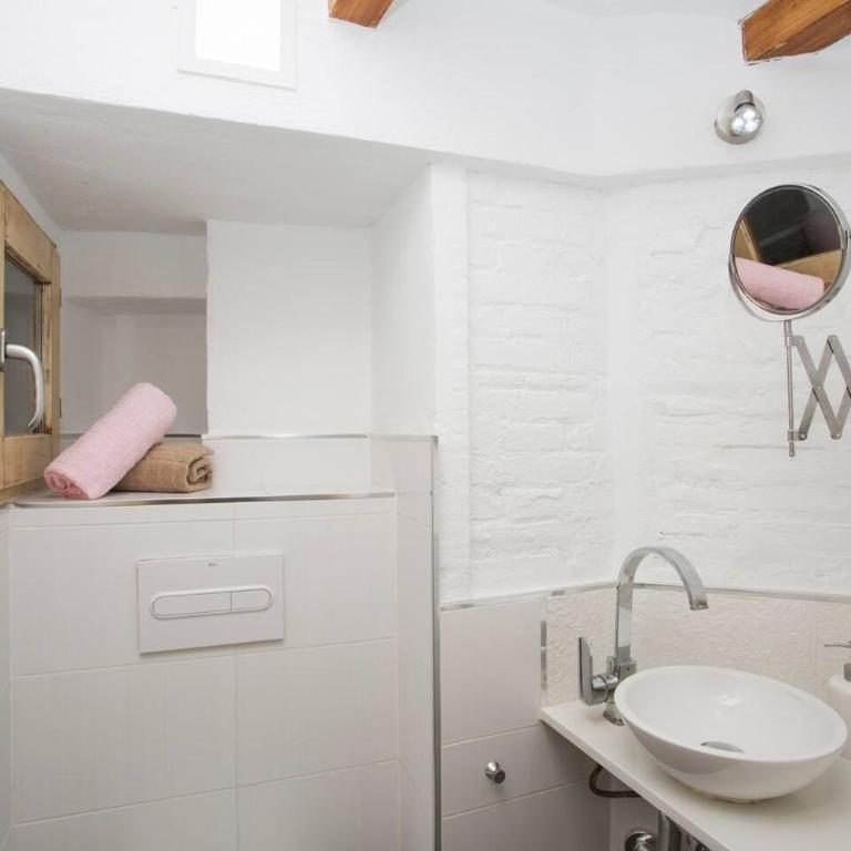 Next to Central Market, Cathedral and Town Hall - Two-Bedroom Apartment - 5