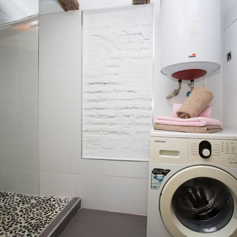 Next to Central Market, Cathedral and Town Hall - Two-Bedroom Apartment - 40