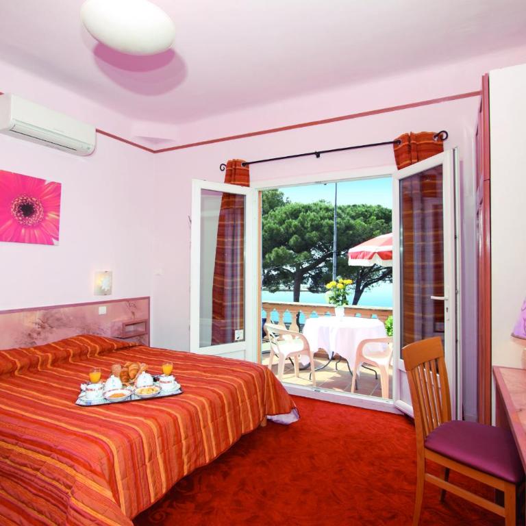 Logis Hôtel le Provencal Rest les Mûriers - Chambre avec Balcon et Vue sur Mer - 12
