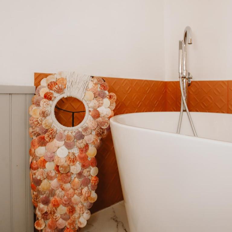Coquillages et crustacés, vidéoprojecteur baignoire îlot chez Ivona Vacances - Appartement 1 Chambre - 23