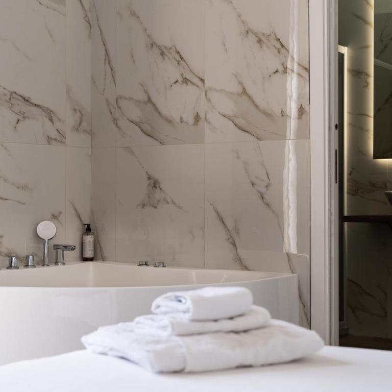 La bella vita luxury apartament and travel solution - Camera Queen con Vasca Idromassaggio - 7