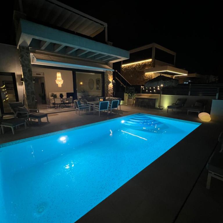Luxury Villa with Heated Pool, Jacuzzi & Rooftop Lounge PMT22 - Villa Superior - 11