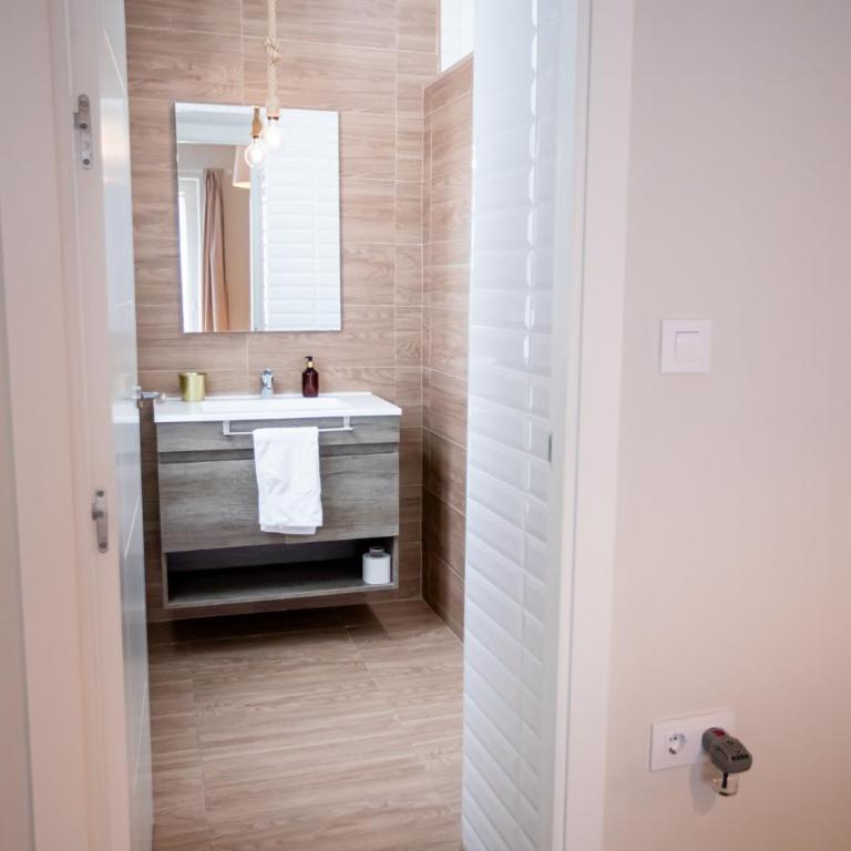 Apartamentos Doña Concha - Two-Bedroom Apartment with two bathrooms, small balconies and a shared terrace - 9