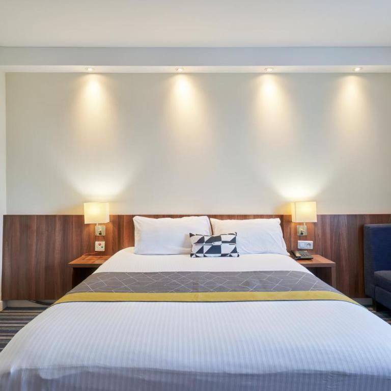 Holiday Inn Express Strasbourg Centre by IHG - Chambre Lit Queen-Size Standard - Accessible aux Personnes à Mobilité Réduite avec Petit-Déjeuner Gratuit - 1