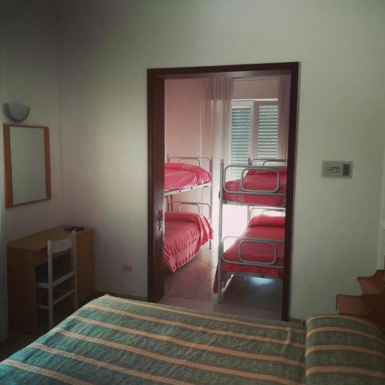 Hotel Moresco Riccione - Piscina Beach Village - Family Room - 7