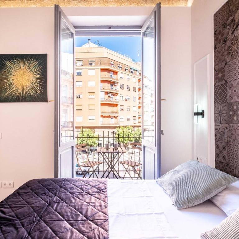Beautifully Designed Studio with Lots of Natural Light - Studio - 10