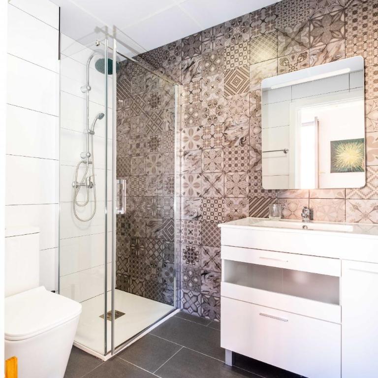 Beautifully Designed Studio with Lots of Natural Light - Studio - 12