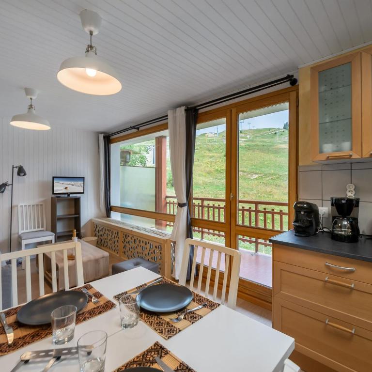 Appartement moderne avec balcon, wifi, accès pistes à Courchevel - FR-1-563-84 - Studio - 10